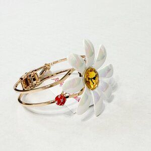 Betsey Johnson NWOB Gold Tone Iridescent Daisy Flower Amber Crystal Hinged Cuff